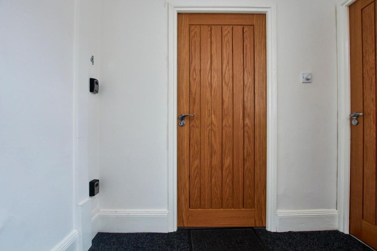 Fantastic Central Stratford Two Bedroom Apartment By Purestay Short Lets & Serviced Accommodation With Parking Exterior foto